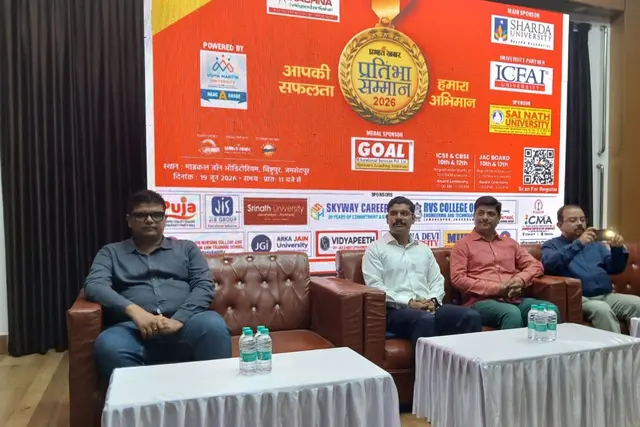 Dignitaries on the dais at Prabhat Khabar Pratibha Samman 2026